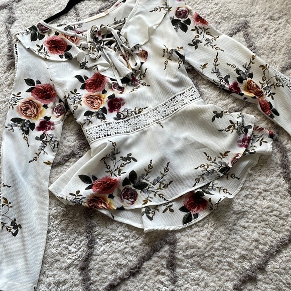 ✨Floral Flowy Top✨ - Picture 3 of 7